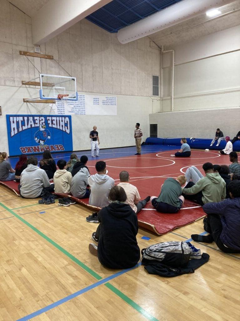 Bellevue police demonstrate jiujitsu